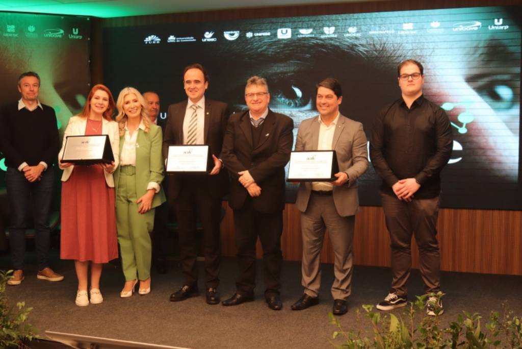 Santa Catarina - A Deputada Estadual Ana Campagnolo (PL-SC) recebeu a placa de homenagem do Mérito Educacional da Associação Catarinense das Fundações Educacionais – ACAFE na terça-feira, 05/09.