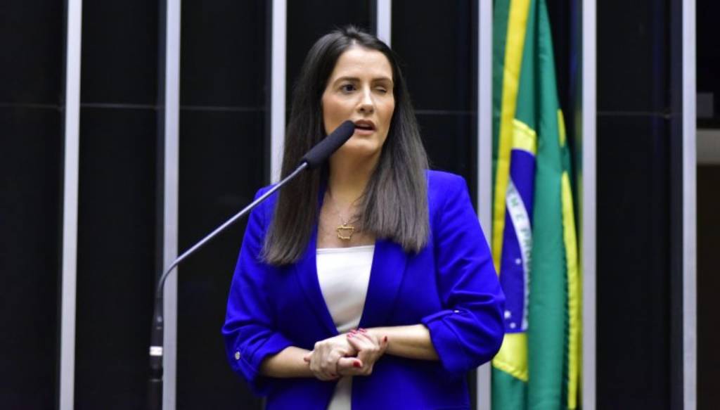 Amália Barros propõe audiência pública para debater educação bilíngue para surdos