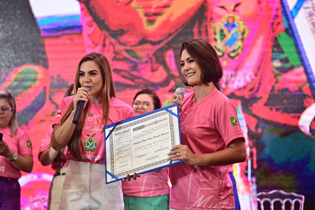 Michelle Bolsonaro recebe título de Cidadã do Amazonas de Débora Menezes - Foto: Hercules Andrade