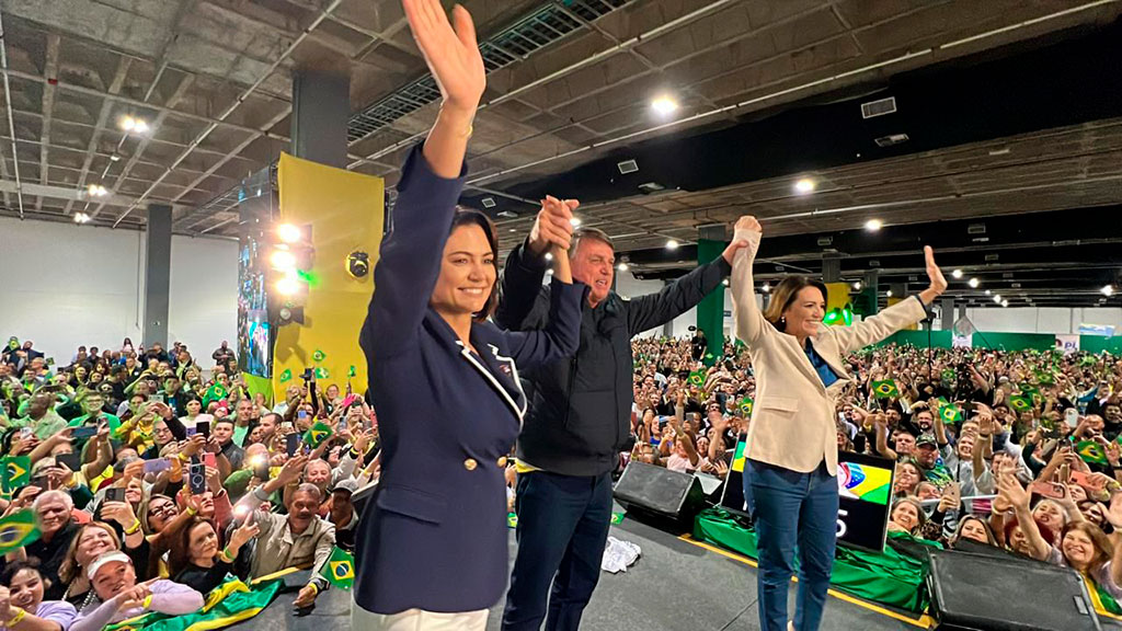 Presidente do PL Mulher, Michelle Bolsonaro, Presidente de Honra do PL ex-presidente Jair Bolsonaro e a Deputada Federal, pré-candidata a prefeitura de Santos, Rosana Valle (PL-SP) - Foto: Assessoria de Imprensa • Fiamini - Soluções Integradas em Comunicação