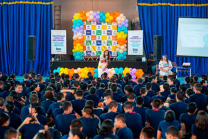 Débora Menezes promove palestra para alunos lidarem com os excessos de ansiedade