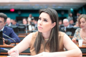 Deputada Caroline de Toni relata projeto que cria cadastro nacional de condenados por crimes sexuais contra crianças