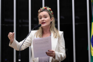 Deputada Julia Zanatta propõe sustar criação de centro do TSE contra desinformação