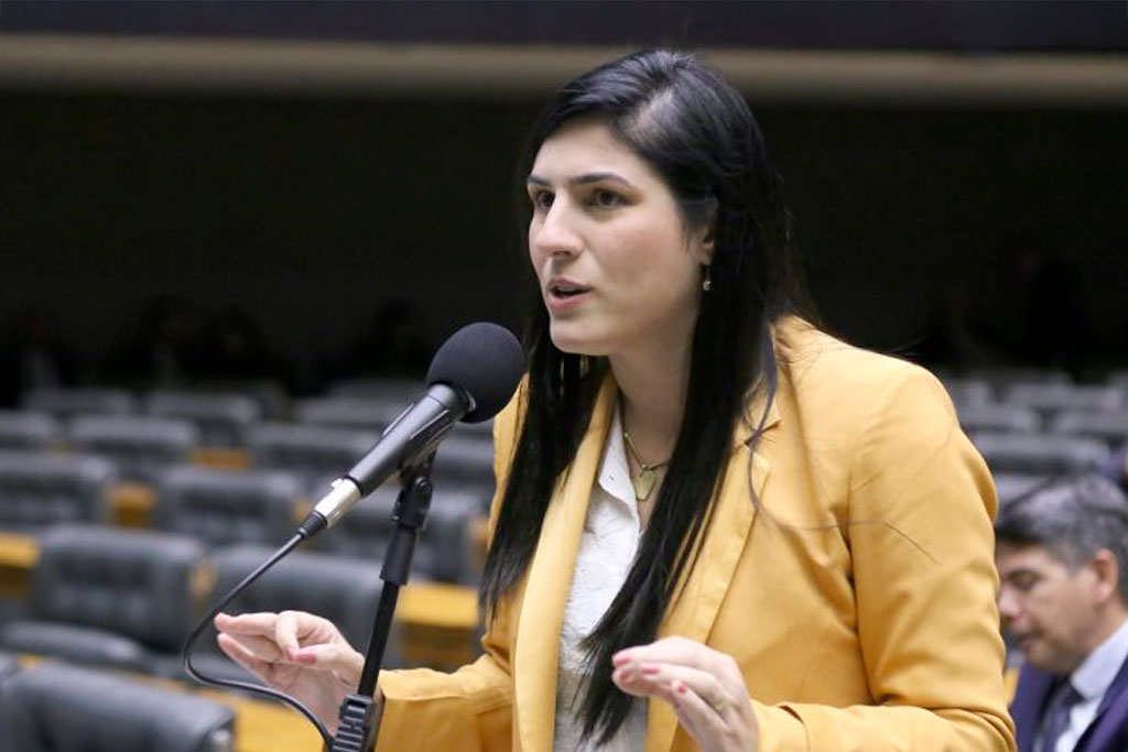 A relatora, deputada Chris Tonietto (PL-RJ): medida contribui para a inclusão dos estudantes – Foto: Kayo Magalhães / Câmara dos Deputados