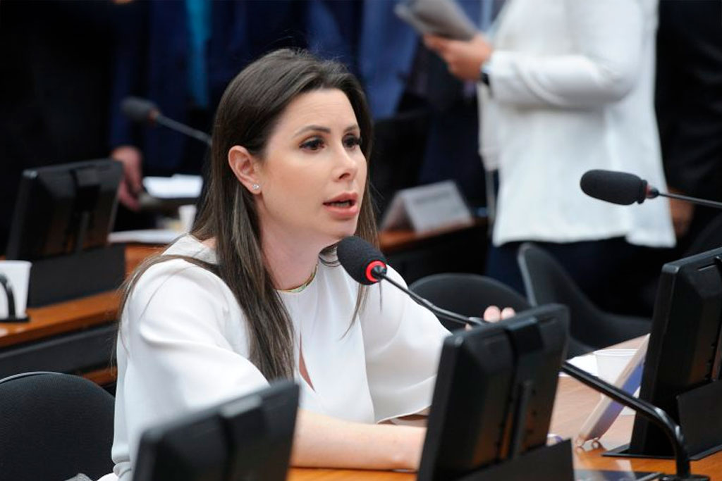 A relatora, deputada Caroline de Toni (PL-SC): maioria dos CACs não representa risco à ordem pública - Foto: Renato Araújo/Câmara dos Deputados