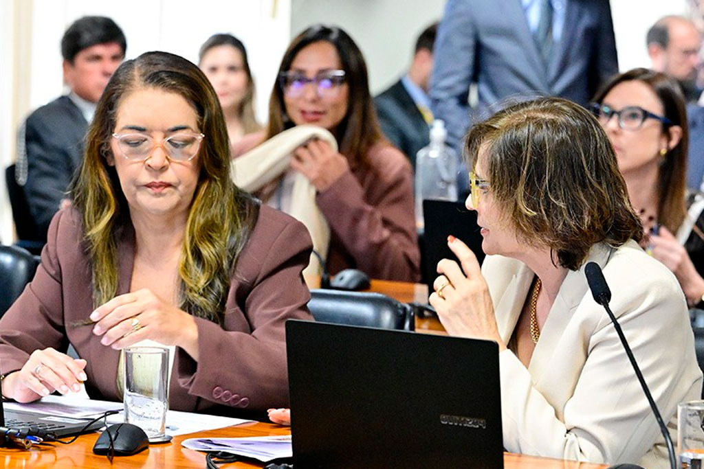 A autora do projeto, senadora Dra. Eudócia (PL-AL) com a relatora, senadora Damares Alves – Foto: Geraldo Magela/Agência Senado