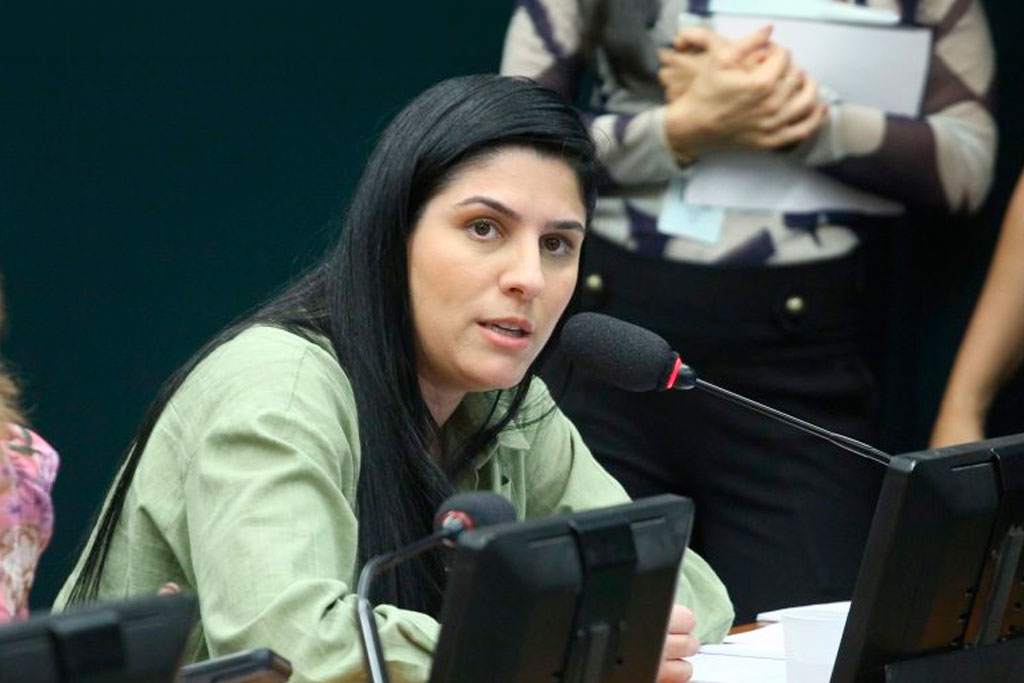 Deputada Chris Tonietto (PL-RJ): proposta incentiva agentes públicos a fazerem denúncias – Foto: Vinicius Loures / Câmara dos Deputados