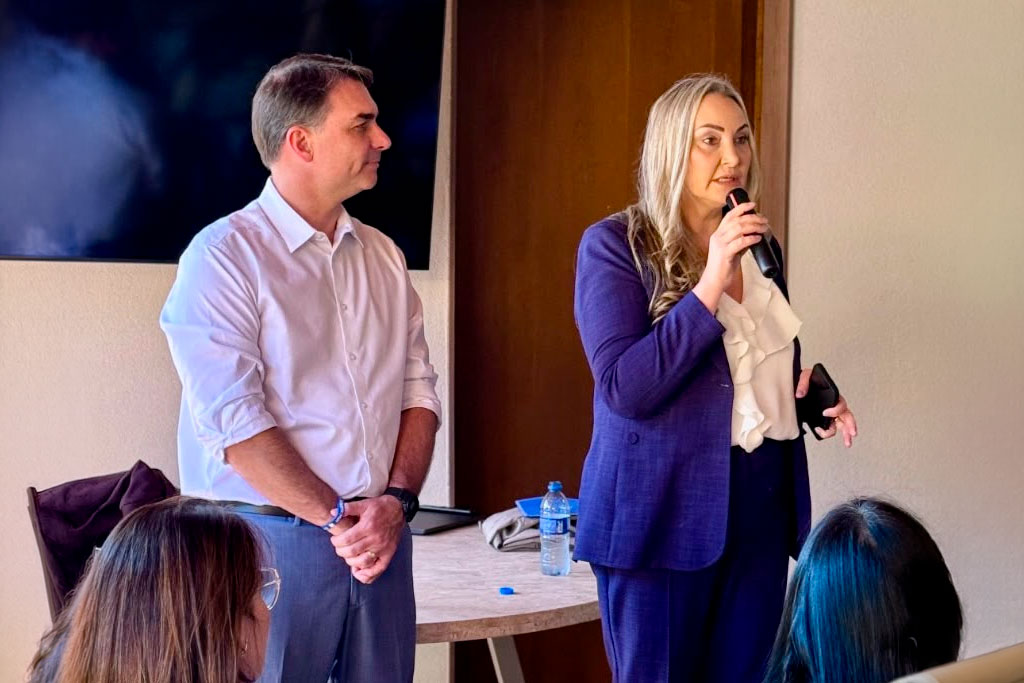 Em encontro com o senador Flávio Bolsonaro (PL-RJ), Daniela Reinehr (PL-SC) defende união da direita - Foto: divulgação/Assessoria de Imprensa